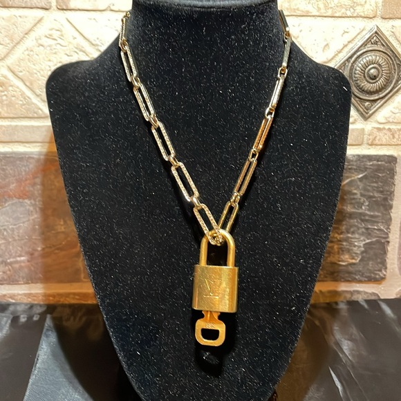 EUC LV 🔐 303 lock and key comes with a gold unbranded chain with crystals - Picture 3 of 11